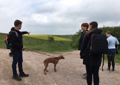 Das Praxisteam an der Grundmühle vorbei auf dem Rückweg.